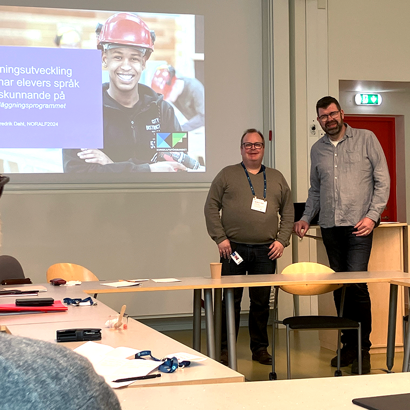 Fredrik Dahl, skolutvecklare och Daniel Jensen, yrkeslärare presenterar på konferensen i ett klassrum.