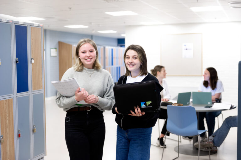 Elever på samhällsvetenskapliga programmet på Birger Sjöberggymnasiet tittar in i kameran