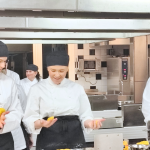 Elever på Restaurang- och livsmedelsprogrammet visar hur de arbetar i köket