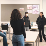 elever och besökare samtalar i ett klassrum