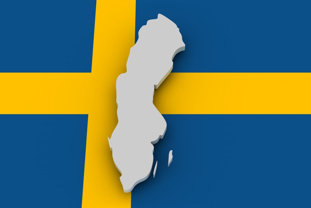 bild på Sveriges flagga. Blå bakgrund med gult kors. i förgrunden kontur över landet Sverige i grått.